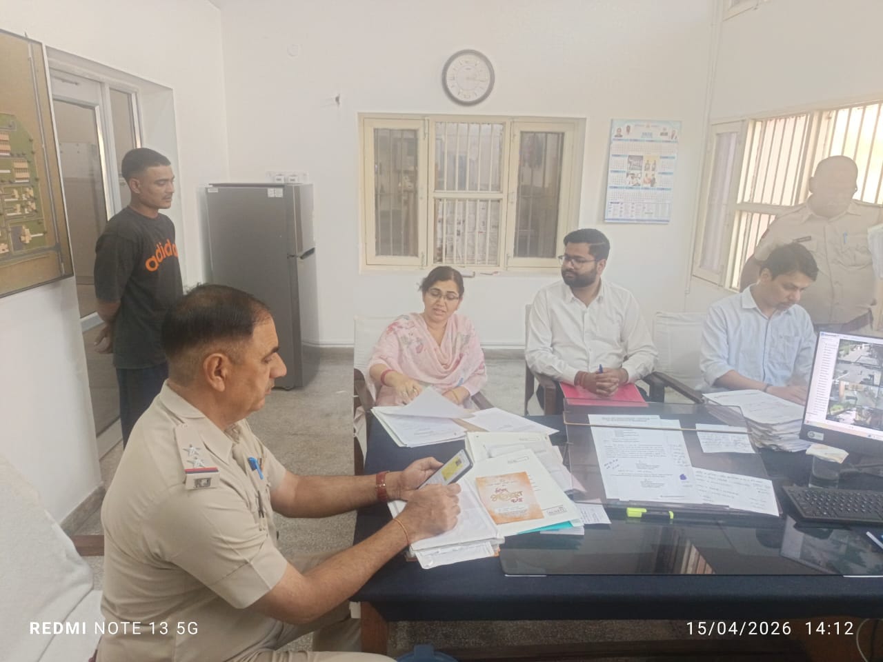 जिला जेल में आयोजित लोक अदालत में बंदी से बात करती सीजेएम सुमित्रा कादियान। डीआईपीआरओ