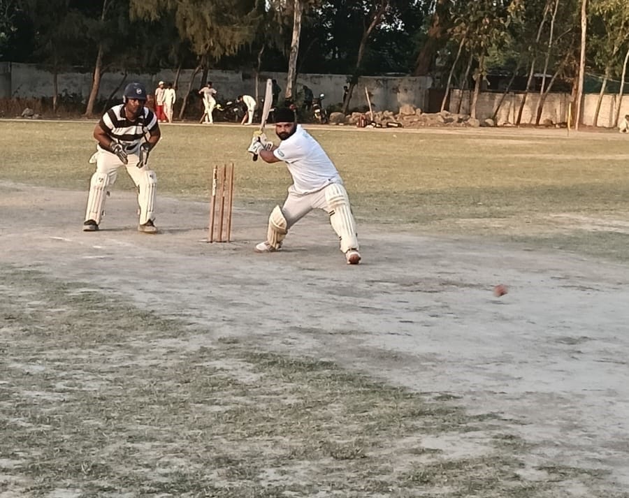 कृभको खाद फैक्टरी के मैदान पर टूर्नामेंट के दौरान शॉट खेलता खिलाड़ी। स्रोत: आयोजक