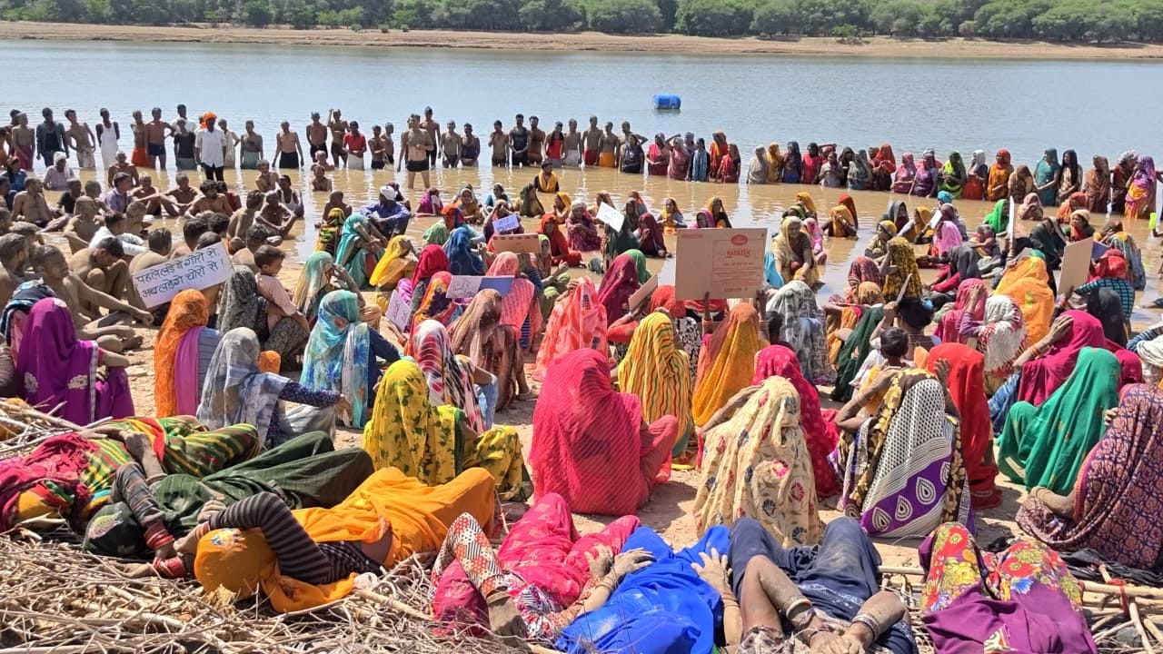 केन नदी के पानी में खड़े होकर प्रदर्शन करते ग्रामीण। स्त्रोत : ग्रामीण केन नदी के पानी में खड़े होकर प्रदर्शन करते ग्रामीण। स्त्रोत : ग्रामीण