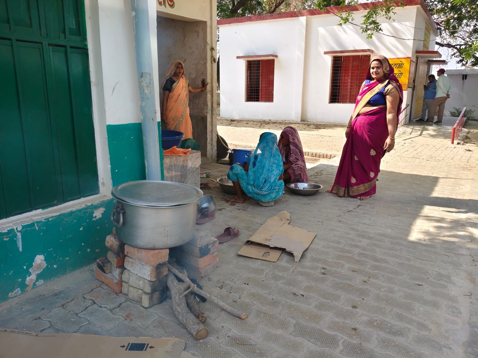 कंपोजिट विद्यालय कानेमई में चूल्हे में एमडीएम बनाती रसोईया। संवाद कंपोजिट विद्यालय कानेमई में चूल्हे में एमडीएम बनाती रसोईया। संवाद
