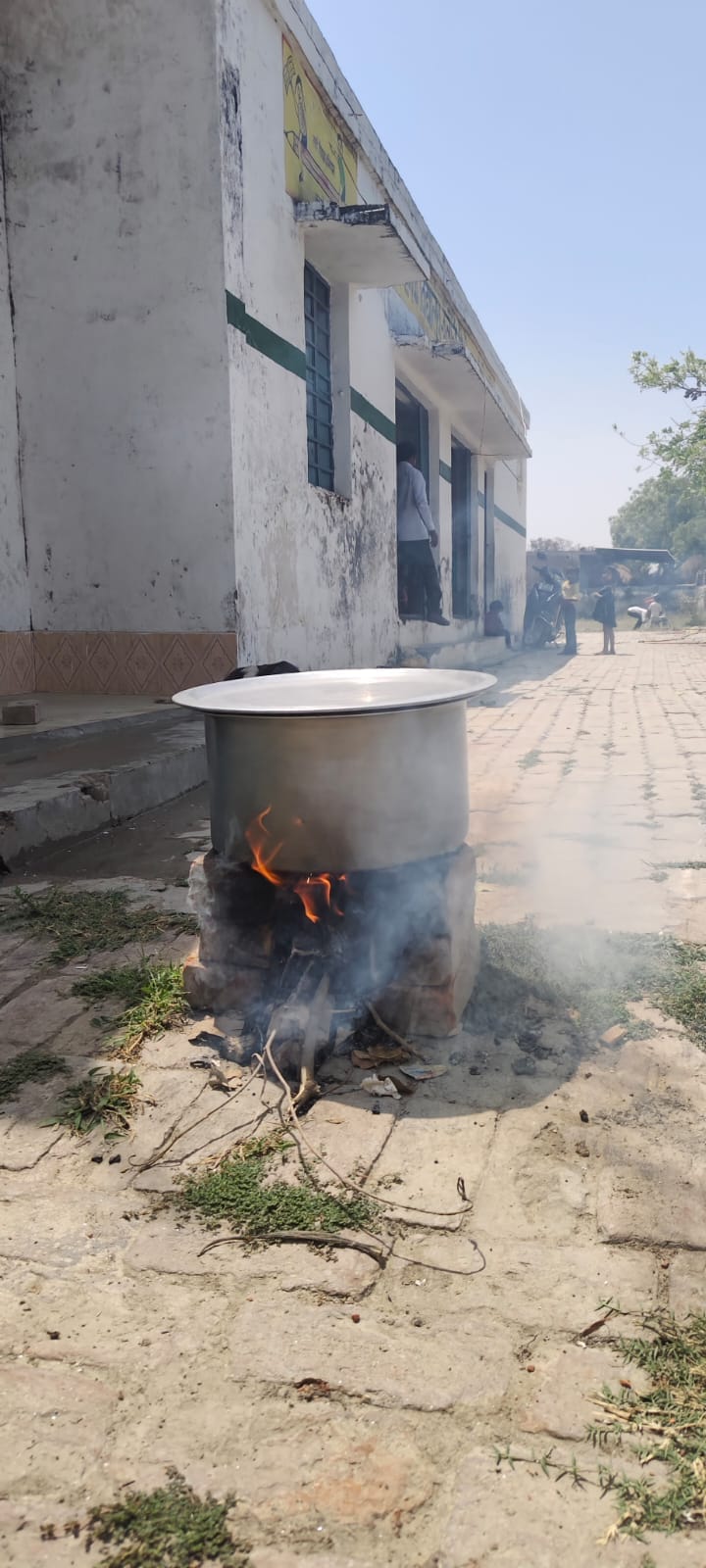 कंपोजिट विद्यालय कानेमई में चूल्हे में एमडीएम बनाती रसोईया। संवाद कंपोजिट विद्यालय कानेमई में चूल्हे में एमडीएम बनाती रसोईया। संवाद