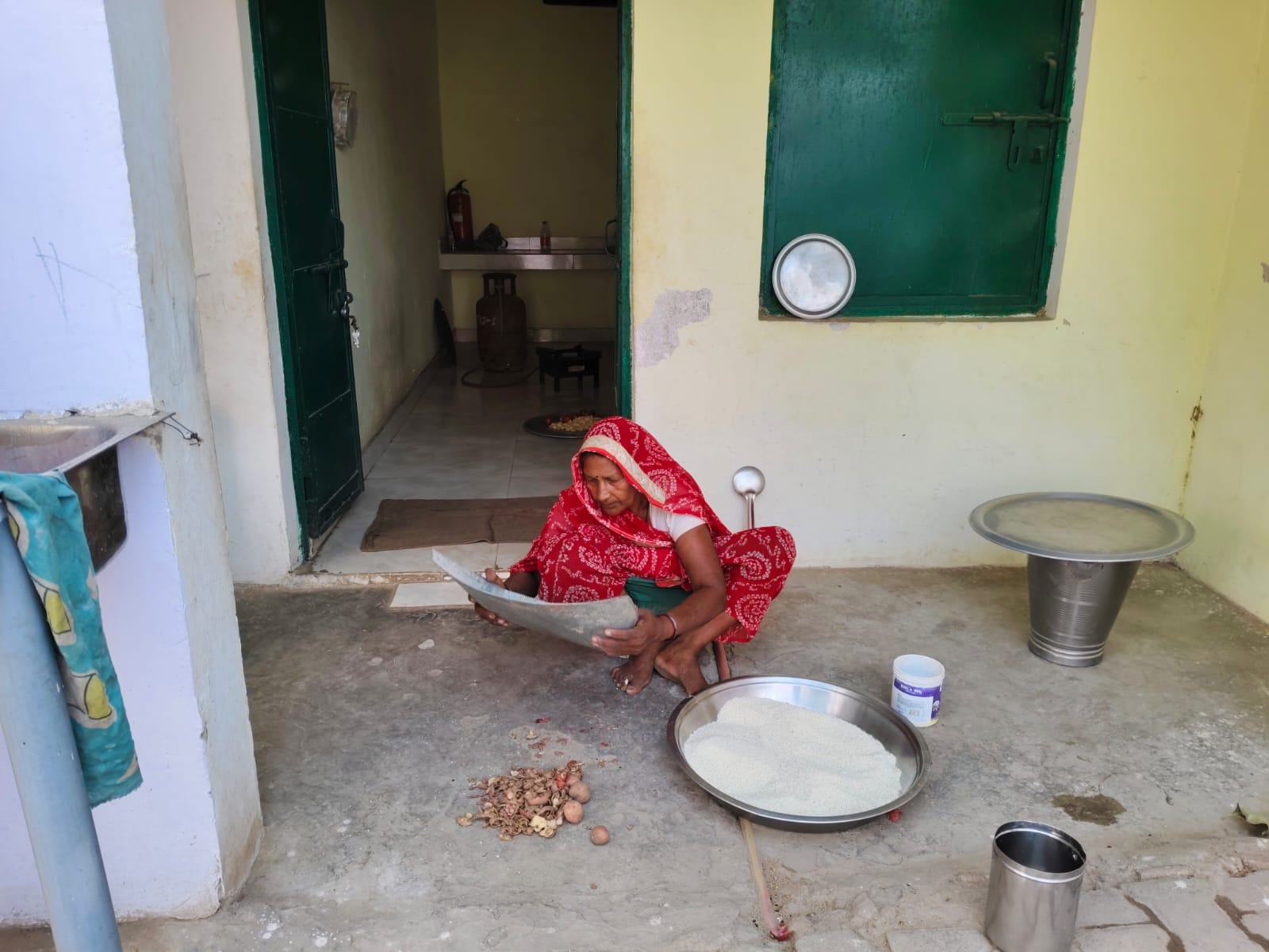 कंपोजिट विद्यालय कानेमई में चूल्हे में एमडीएम बनाती रसोईया। संवाद कंपोजिट विद्यालय कानेमई में चूल्हे में एमडीएम बनाती रसोईया। संवाद
