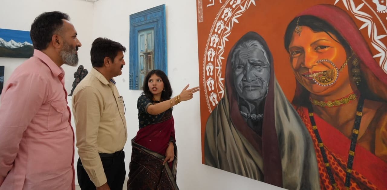 कुरुक्षेत्र। कुवि में ललित कला विभाग के विद्यार्थियों की प्रदर्शनी देखते निदेशक प्रो महासिंह कुरुक्षेत्र। कुवि में ललित कला विभाग के विद्यार्थियों की प्रदर्शनी देखते निदेशक प्रो महासिंह