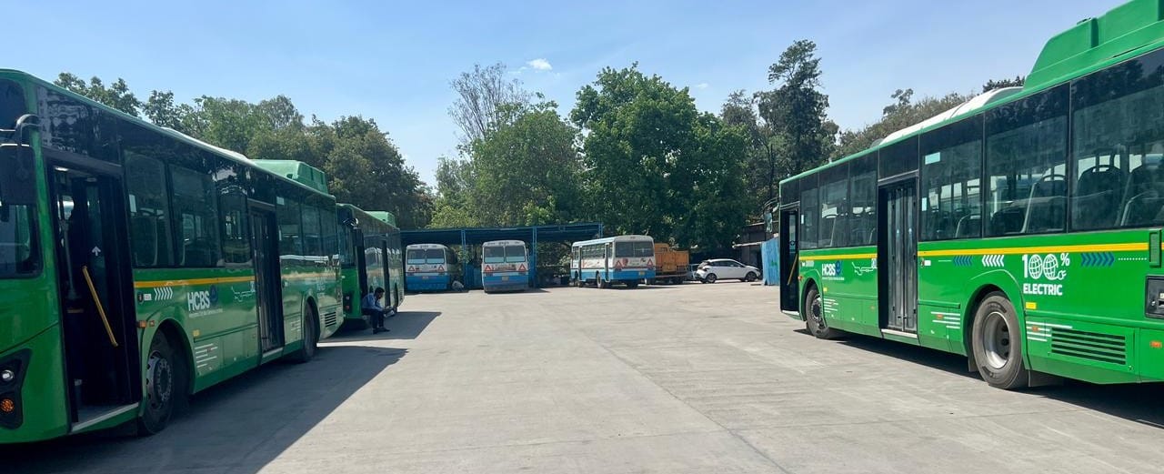 कुरुक्षेत्र। नए बस अड्डे पर खड़ी पहले  आई इलेक्ट्रिक बसें। संवाद