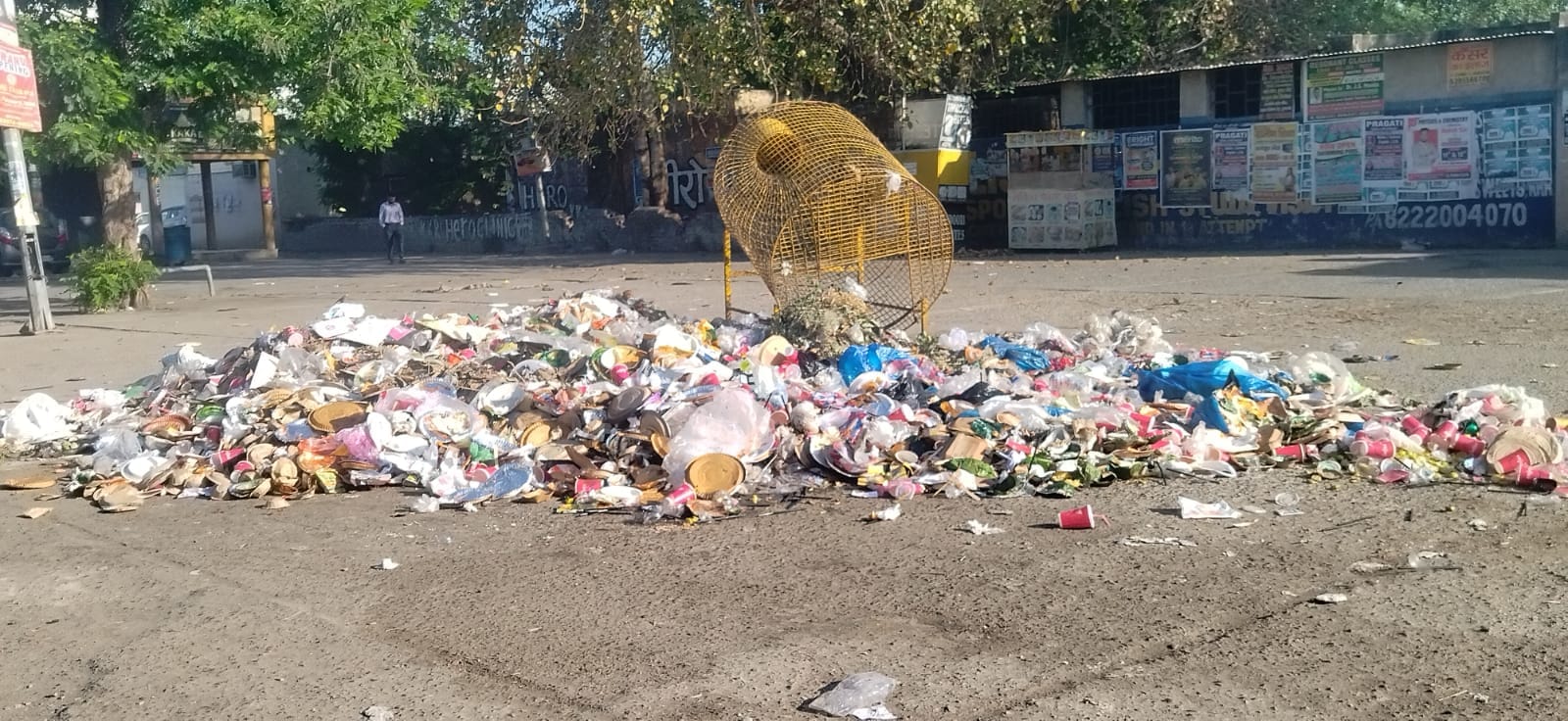 कुरुक्षेत्र। सेक्टर 17 में कचरे से भरे डस्टबीन व लगा ढेर। संवाद कुरुक्षेत्र। सेक्टर 17 में कचरे से भरे डस्टबीन व लगा ढेर। संवाद