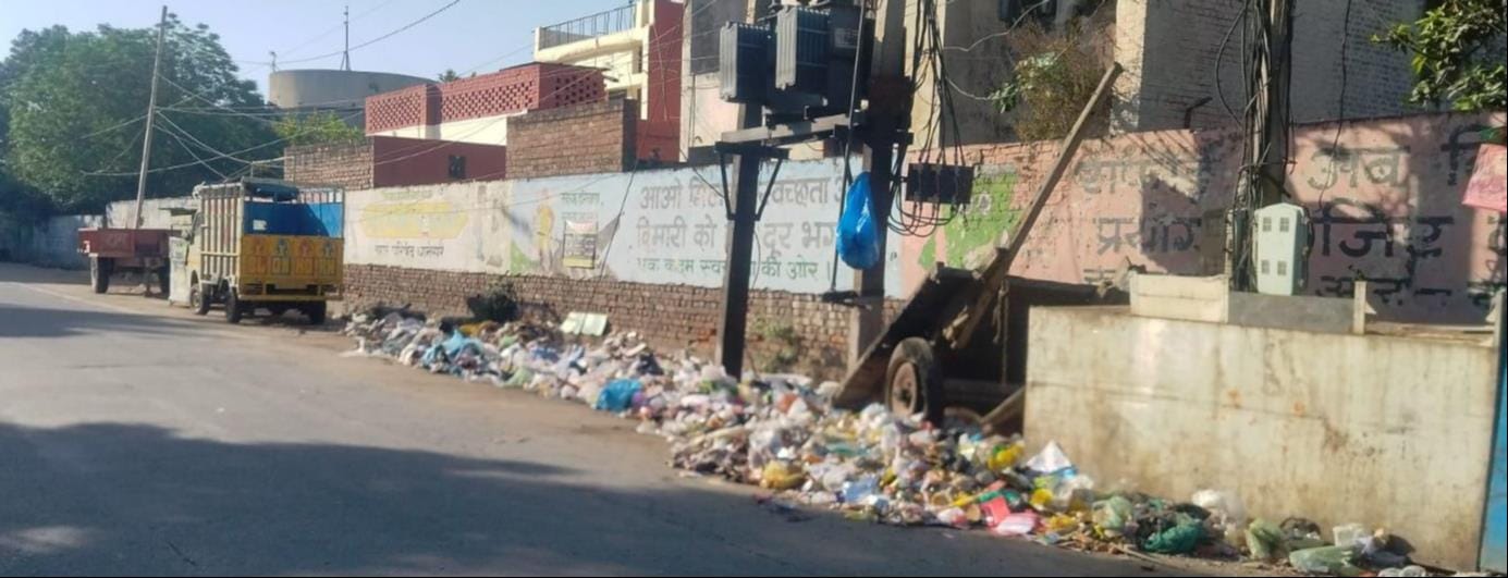 कुरुक्षेत्र। सेक्टर 17 में कचरे से भरे डस्टबीन व लगा ढेर। संवाद कुरुक्षेत्र। सेक्टर 17 में कचरे से भरे डस्टबीन व लगा ढेर। संवाद
