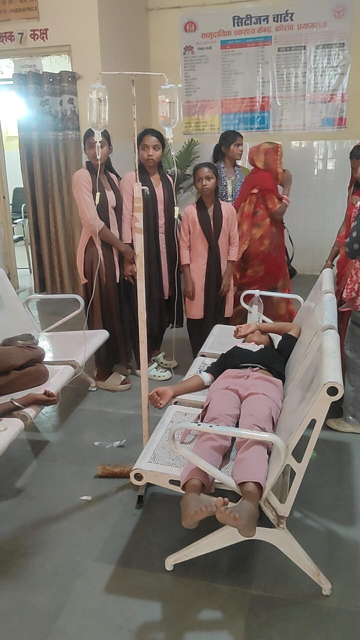 कोरांव। सामुदायिक स्वास्थ्य केंद्र कोरांव में मौजूद उपजिलाधिकारी, पूर्व विधायक व अन्य, संवाद कोरांव। सामुदायिक स्वास्थ्य केंद्र कोरांव में मौजूद उपजिलाधिकारी, पूर्व विधायक व अन्य, संवाद