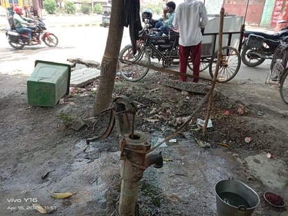 कसया क्षेत्र के भैंसहा सदर गांव के नौका टोला स्थित ओवरहेड टैंक।संवाद