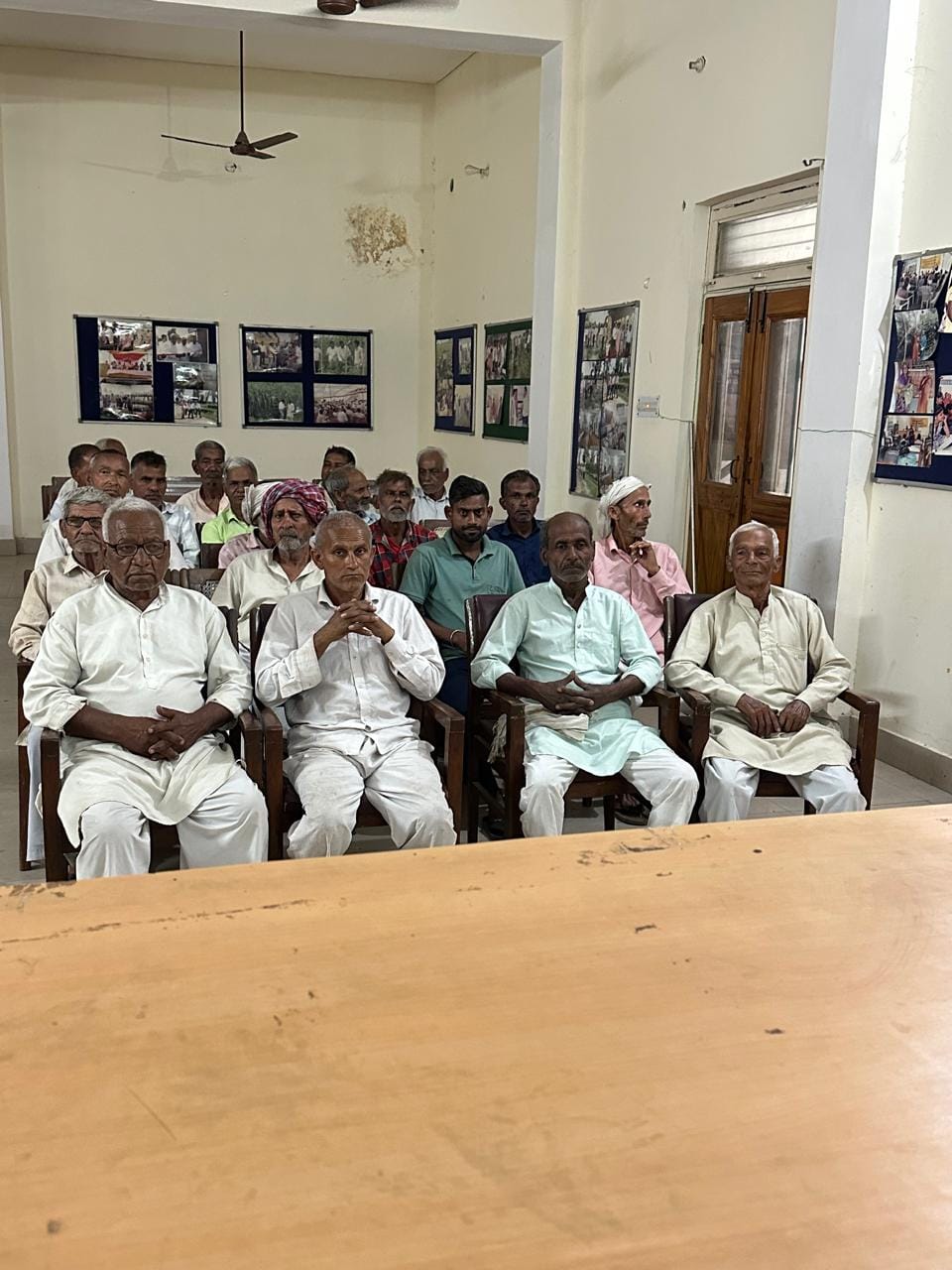 कृषि विज्ञान केंद्र में किसानों को संबोधित करते कृषि वैज्ञानिक स्रोत स्वयं कृषि विज्ञान केंद्र में किसानों को संबोधित करते कृषि वैज्ञानिक स्रोत स्वयं