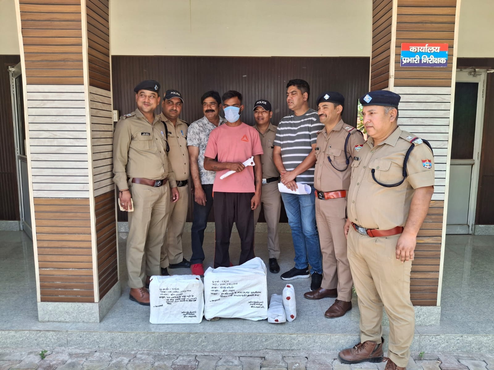 लक्सर कोतवाली में हत्याकांड का खुलासा करते एसपी देहात शेखर चंद्र सुयाल - संवाद लक्सर कोतवाली में हत्याकांड का खुलासा करते एसपी देहात शेखर चंद्र सुयाल - संवाद
