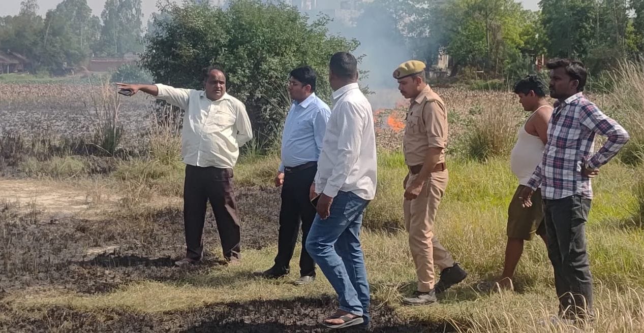 मोहनलालगंज एसडीएम ने राजस्व टीम के साथ मौके पर पहुंचकर नुकसान का लिया जायजा। मोहनलालगंज एसडीएम ने राजस्व टीम के साथ मौके पर पहुंचकर नुकसान का लिया जायजा।