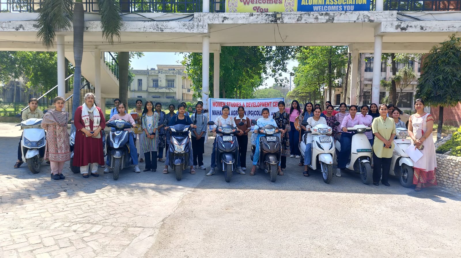 महाराजा अग्रसेन कॉलज जगाधरी में स्कूटी रैली निकालती प्राध्यापिकाएं व छात्राएं। स्वयं