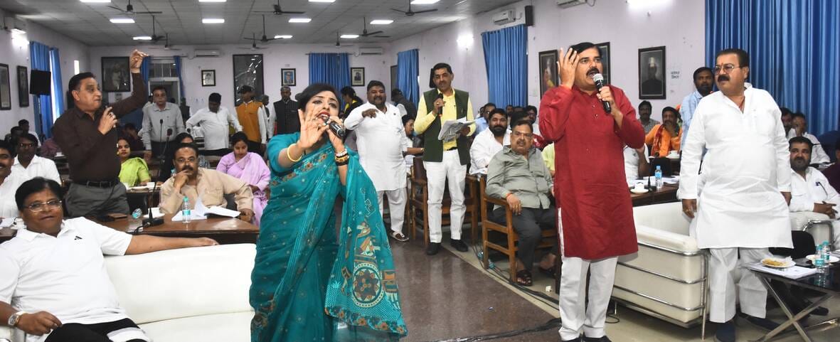 नगर निगम सदन की बैठक में हंगामा करते पार्षद और मंच पर महापौर व नगर आयुक्त। नगर निगम सदन की बैठक में हंगामा करते पार्षद और मंच पर महापौर व नगर आयुक्त।