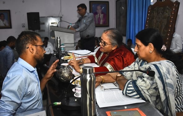 नगर निगम सदन की बैठक में हंगामा करते पार्षद और मंच पर महापौर व नगर आयुक्त। नगर निगम सदन की बैठक में हंगामा करते पार्षद और मंच पर महापौर व नगर आयुक्त।