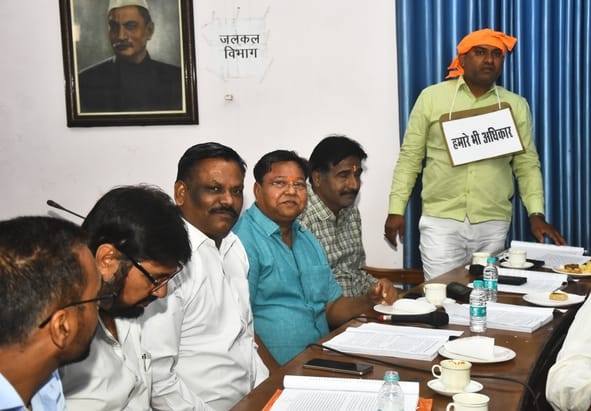 नगर निगम सदन की बैठक में हंगामा करते पार्षद और मंच पर महापौर व नगर आयुक्त। नगर निगम सदन की बैठक में हंगामा करते पार्षद और मंच पर महापौर व नगर आयुक्त।