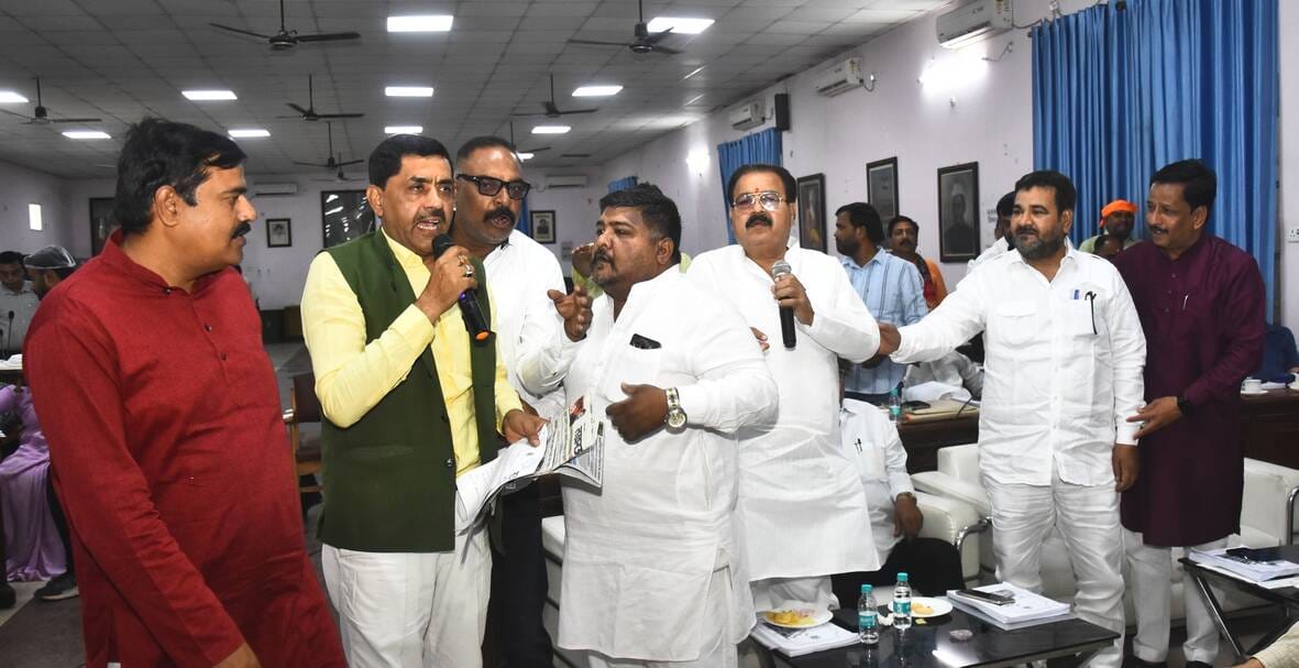 नगर निगम सदन की बैठक में हंगामा करते पार्षद और मंच पर महापौर व नगर आयुक्त। नगर निगम सदन की बैठक में हंगामा करते पार्षद और मंच पर महापौर व नगर आयुक्त।