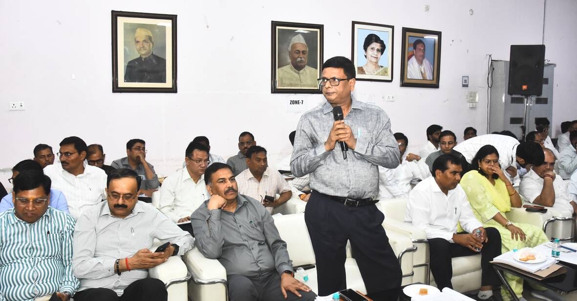 नगर निगम सदन की बैठक में हंगामा करते पार्षद और मंच पर महापौर व नगर आयुक्त। नगर निगम सदन की बैठक में हंगामा करते पार्षद और मंच पर महापौर व नगर आयुक्त।