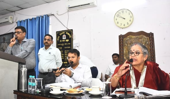 नगर निगम सदन की बैठक में हंगामा करते पार्षद और मंच पर महापौर व नगर आयुक्त। नगर निगम सदन की बैठक में हंगामा करते पार्षद और मंच पर महापौर व नगर आयुक्त।