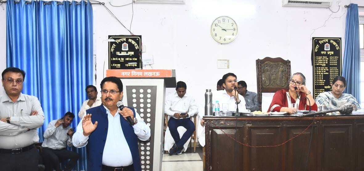 नगर निगम सदन की बैठक में हंगामा करते पार्षद और मंच पर महापौर व नगर आयुक्त। नगर निगम सदन की बैठक में हंगामा करते पार्षद और मंच पर महापौर व नगर आयुक्त।