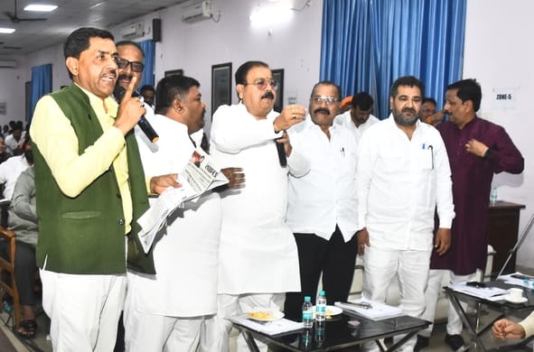 नगर निगम सदन की बैठक में हंगामा करते पार्षद और मंच पर महापौर व नगर आयुक्त। नगर निगम सदन की बैठक में हंगामा करते पार्षद और मंच पर महापौर व नगर आयुक्त।