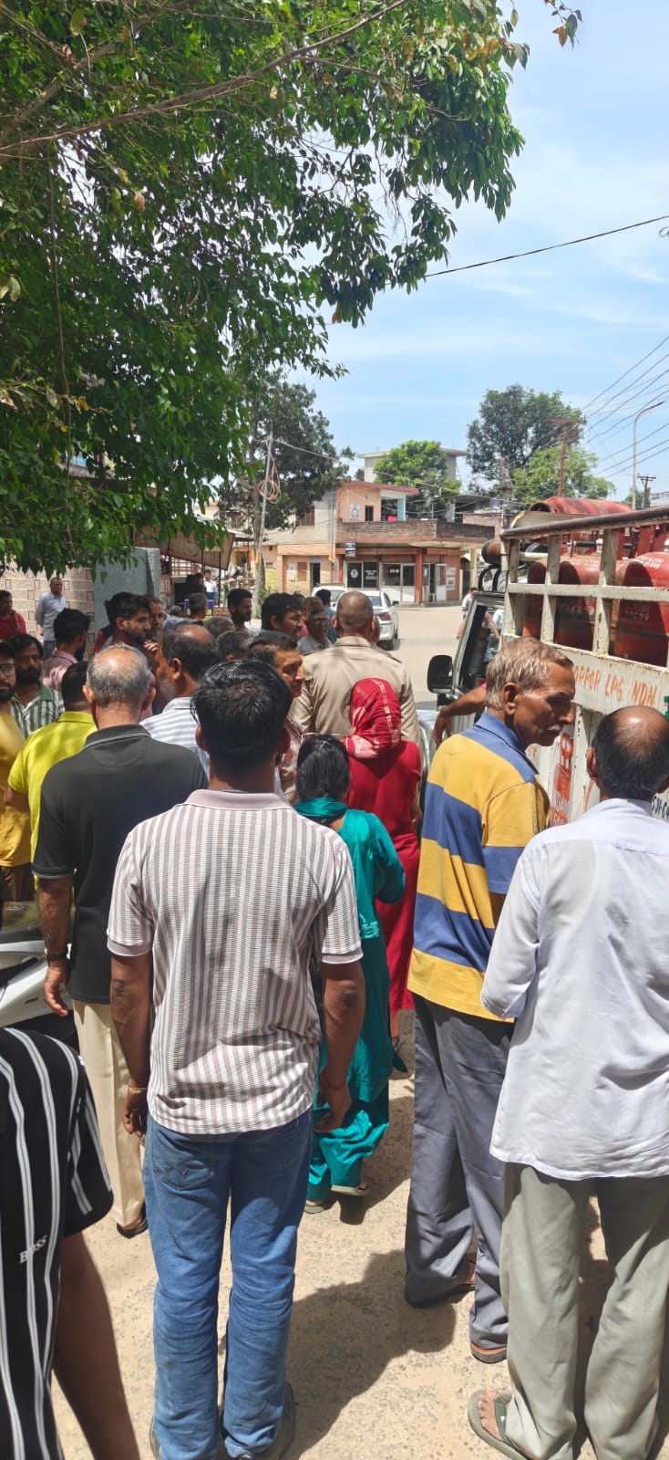 नादौन के वार्ड एक में सिलिंडर लेने के  लिए इकट्ठा हुए लोग। स्रोत : जागरूक पाठक