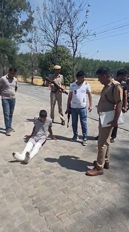 पूर्व विधायक की फैक्टरी पर फायरिंग मामले में आरोपी से निशानदेही करवाती पुलिस। संवाद पूर्व विधायक की फैक्टरी पर फायरिंग मामले में आरोपी से निशानदेही करवाती पुलिस। संवाद