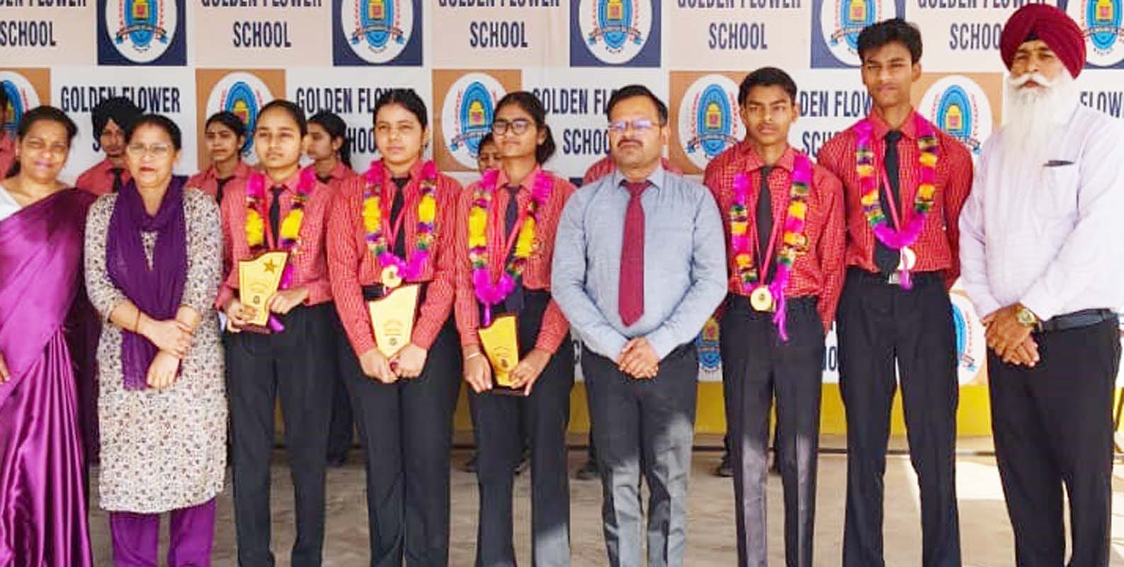 पुवायां की दि सेक्रेड हार्ट एकेडमी में सम्मनित किए गए मेधावी बच्चे। संवाद पुवायां की दि सेक्रेड हार्ट एकेडमी में सम्मनित किए गए मेधावी बच्चे। संवाद
