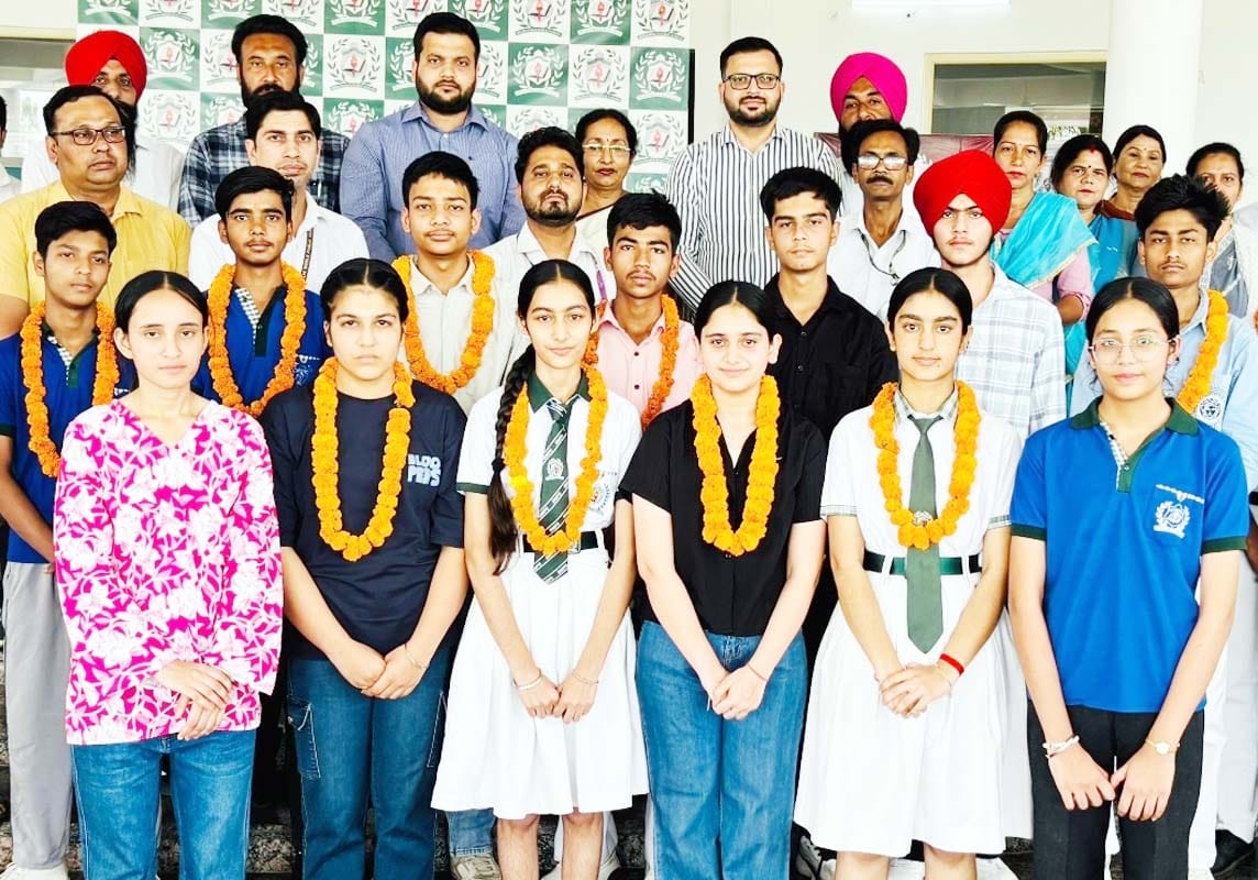 पुवायां की दि सेक्रेड हार्ट एकेडमी में सम्मनित किए गए मेधावी बच्चे। संवाद पुवायां की दि सेक्रेड हार्ट एकेडमी में सम्मनित किए गए मेधावी बच्चे। संवाद