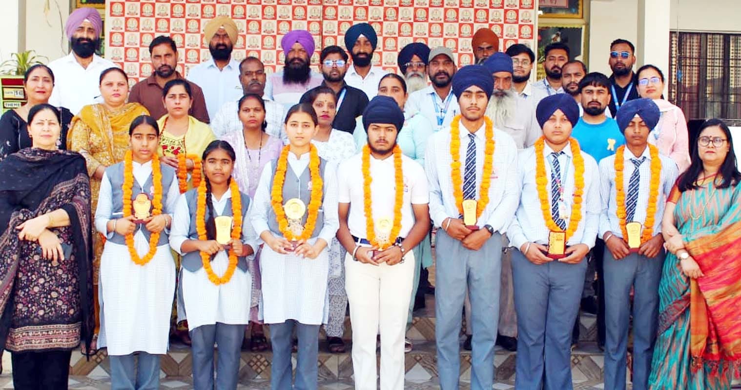 पुवायां की दि सेक्रेड हार्ट एकेडमी में सम्मनित किए गए मेधावी बच्चे। संवाद पुवायां की दि सेक्रेड हार्ट एकेडमी में सम्मनित किए गए मेधावी बच्चे। संवाद