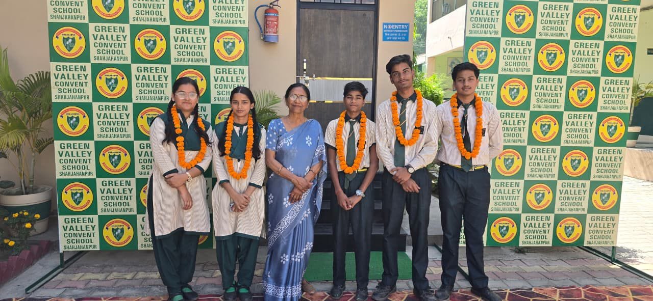 पुवायां की दि सेक्रेड हार्ट एकेडमी में सम्मनित किए गए मेधावी बच्चे। संवाद पुवायां की दि सेक्रेड हार्ट एकेडमी में सम्मनित किए गए मेधावी बच्चे। संवाद