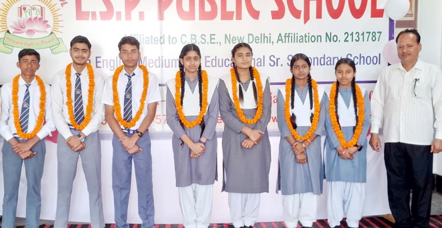 पुवायां की दि सेक्रेड हार्ट एकेडमी में सम्मनित किए गए मेधावी बच्चे। संवाद पुवायां की दि सेक्रेड हार्ट एकेडमी में सम्मनित किए गए मेधावी बच्चे। संवाद
