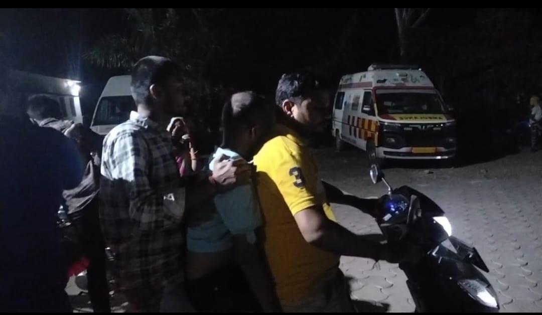 स्कूटी से ले गए शव, वीडियो हुआ वायरल 