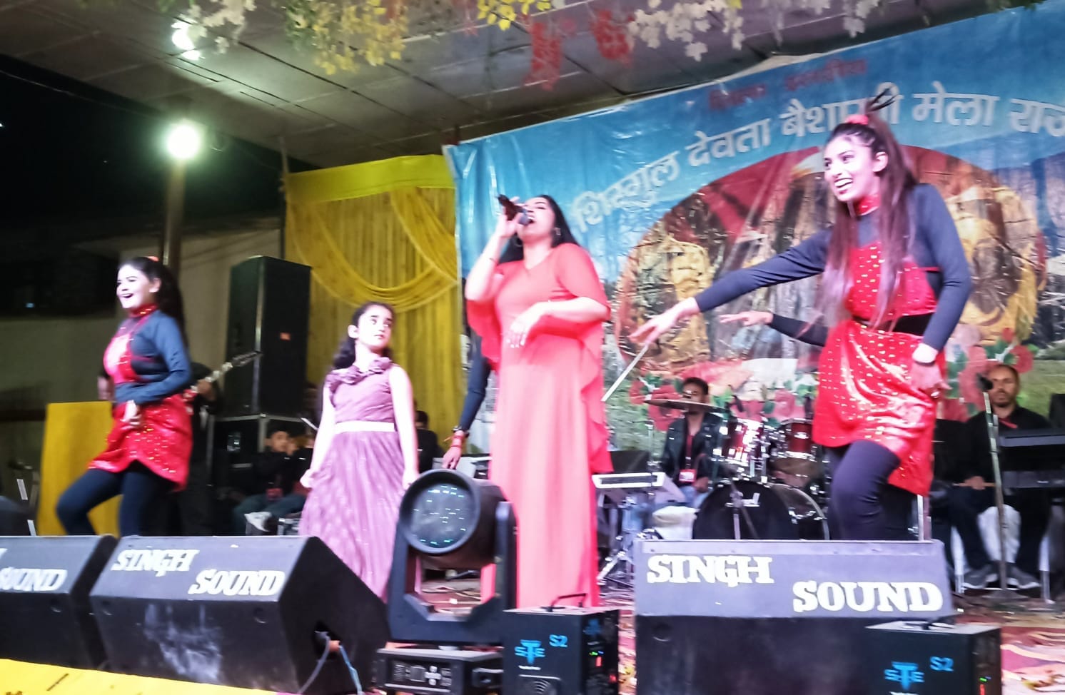 राजगढ़ में आयोजित बैसाखी मेले की सांस्कृतिक संध्या में प्रस्तुति देते लोक कलाकार राजेश त्यागी। 