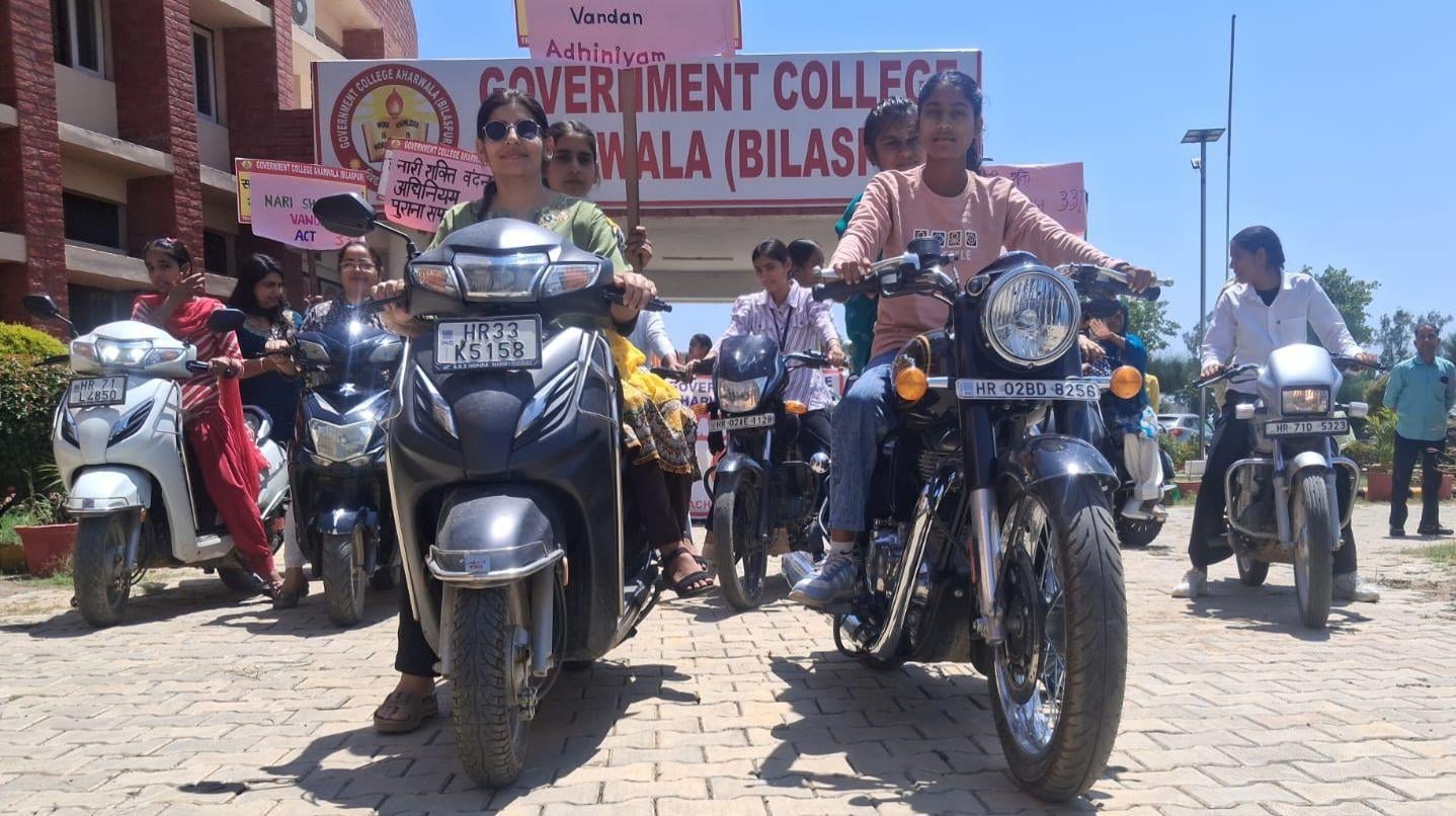 राजकीय कॉलेज अहड़वाला से स्कूटी रैली में हिस्सा लेती छात्राएं। संस्थान