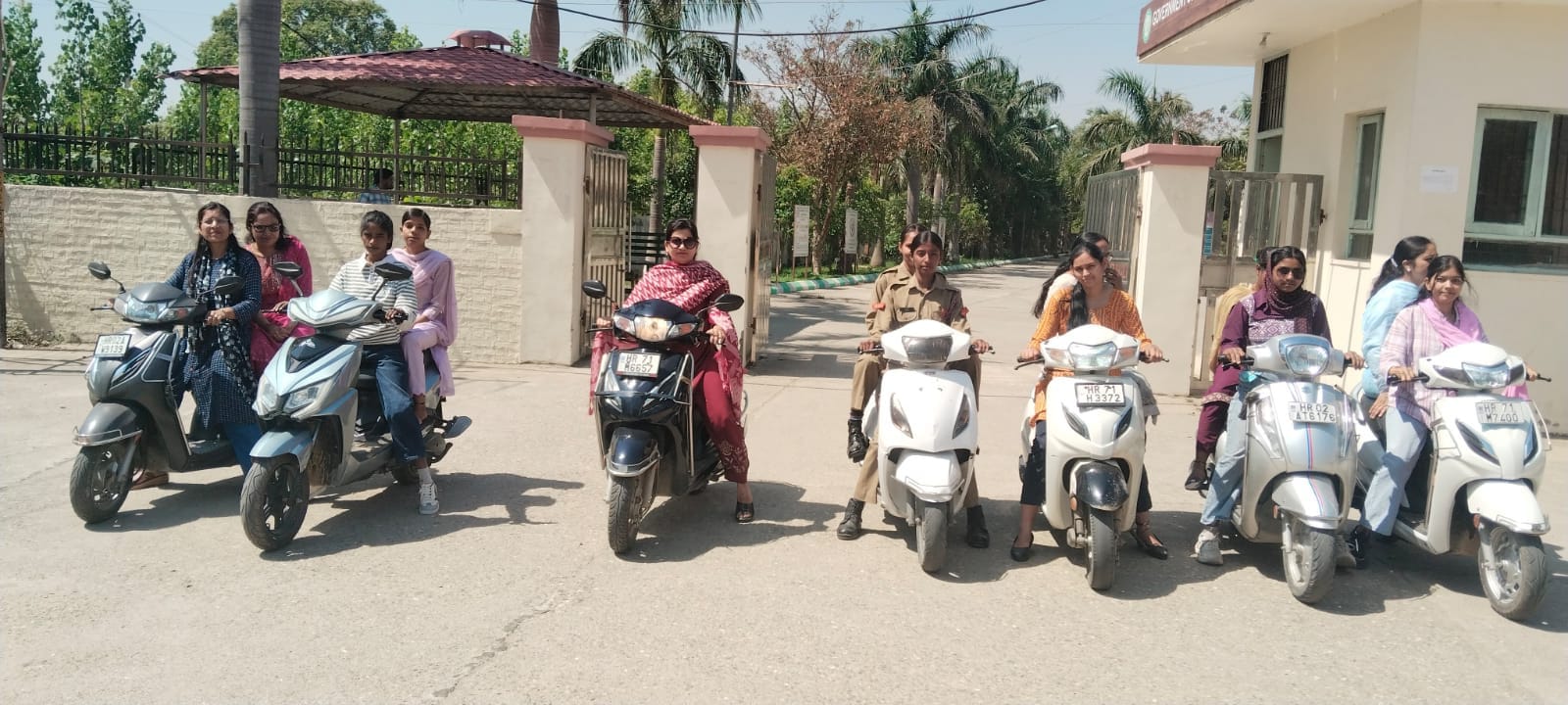 राजकीय कॉलेज छछरौली से स्कूटी रैली निकालती छात्राएं व स्टाफ। संस्थान राजकीय कॉलेज छछरौली से स्कूटी रैली निकालती छात्राएं व स्टाफ। संस्थान