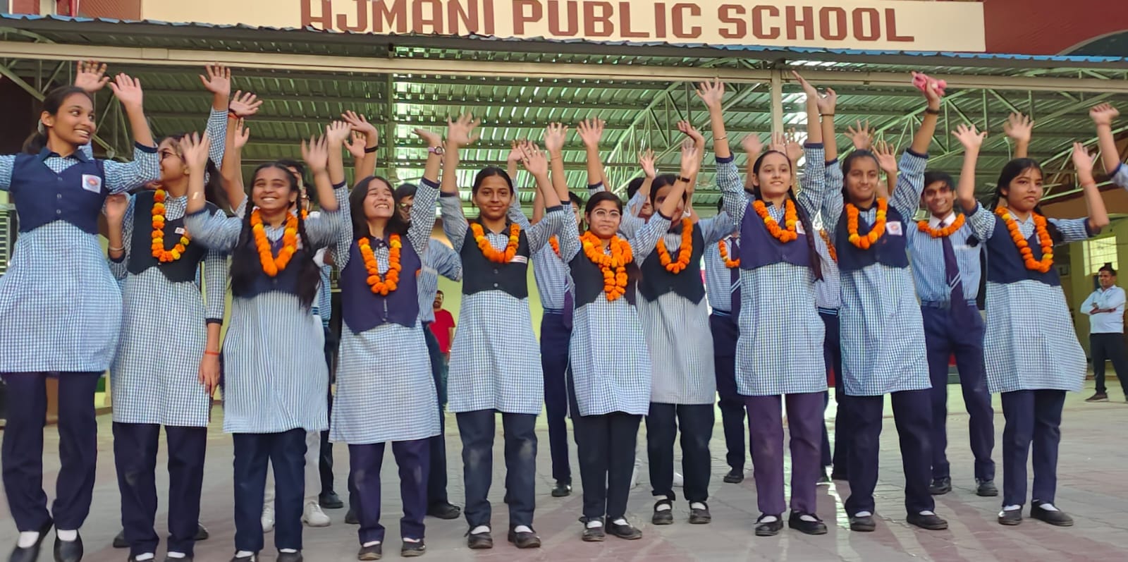 सेकेंड जिला टॉपर अपूर्वा को मिठाई खिलाती उसकी माता। संवाद