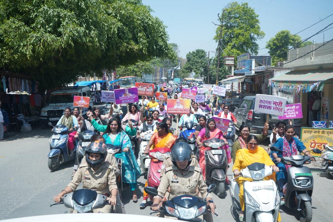 स्कूटी रैली को हरी झंडी दिखाकर रवाना करते केंद्रीय राज्यमंत्री बीएल वर्मा। स्रोत- भाजपा स्कूटी रैली को हरी झंडी दिखाकर रवाना करते केंद्रीय राज्यमंत्री बीएल वर्मा। स्रोत- भाजपा