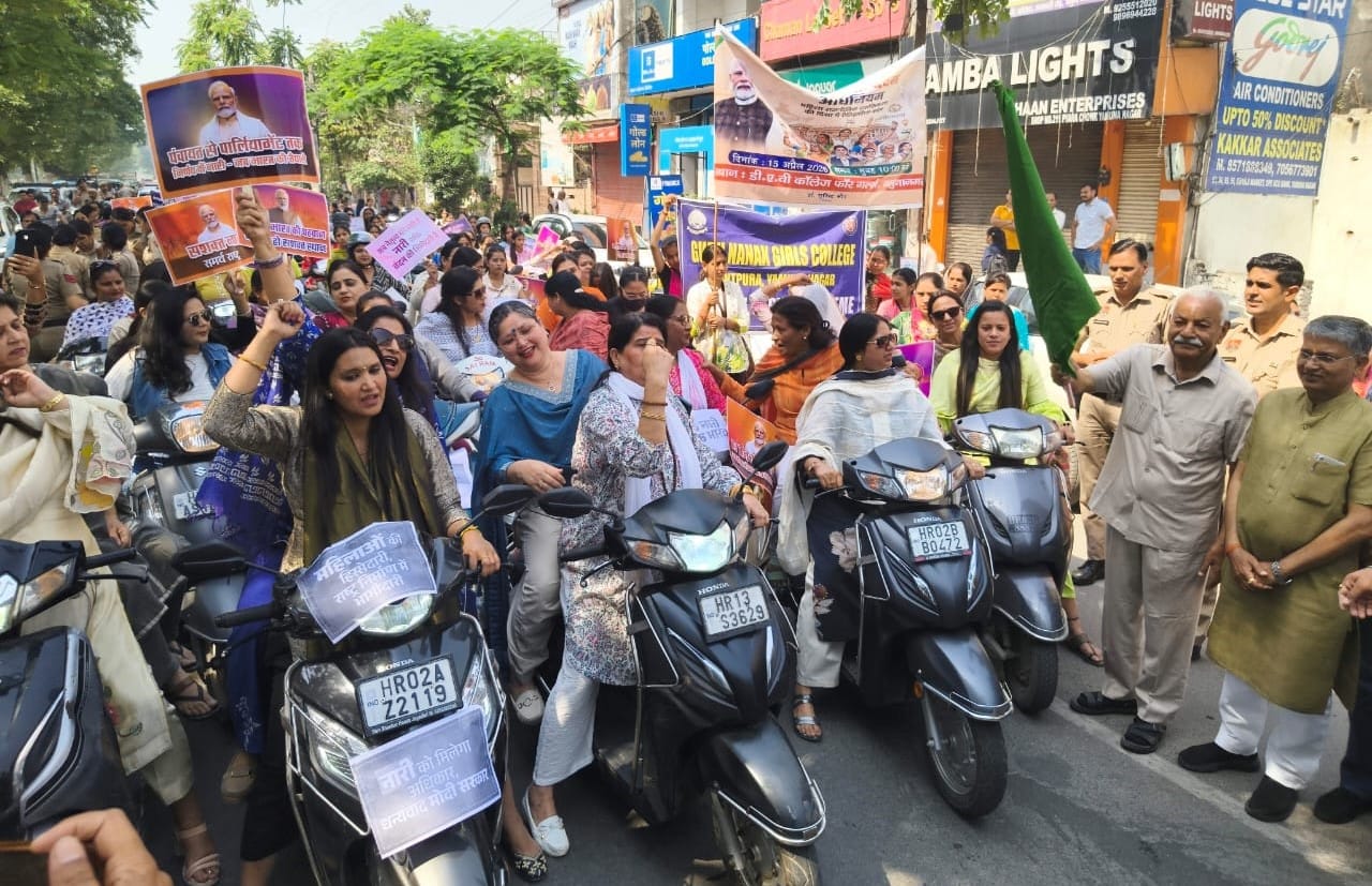 स्कूटी रैली को हरी झंडी दिखाकर रवाना करते विधायक घनश्याम दास अरोड़ा। संवाद स्कूटी रैली को हरी झंडी दिखाकर रवाना करते विधायक घनश्याम दास अरोड़ा। संवाद