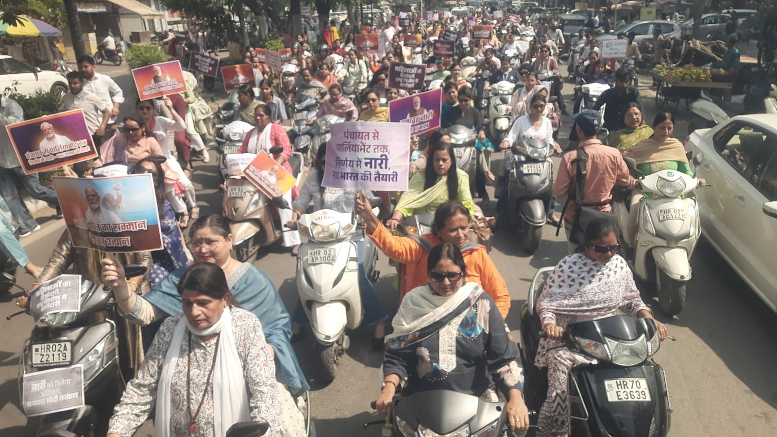 स्कूटी रैली को हरी झंडी दिखाकर रवाना करते विधायक घनश्याम दास अरोड़ा। संवाद स्कूटी रैली को हरी झंडी दिखाकर रवाना करते विधायक घनश्याम दास अरोड़ा। संवाद