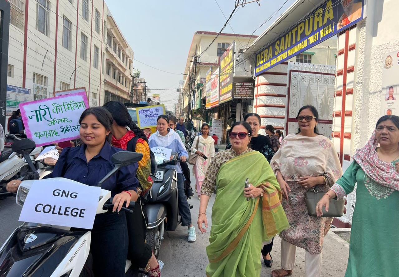 स्कूटी रैली निकालती जीएनजी कॉलेज की छात्राएं व स्टाफ। संस्थान