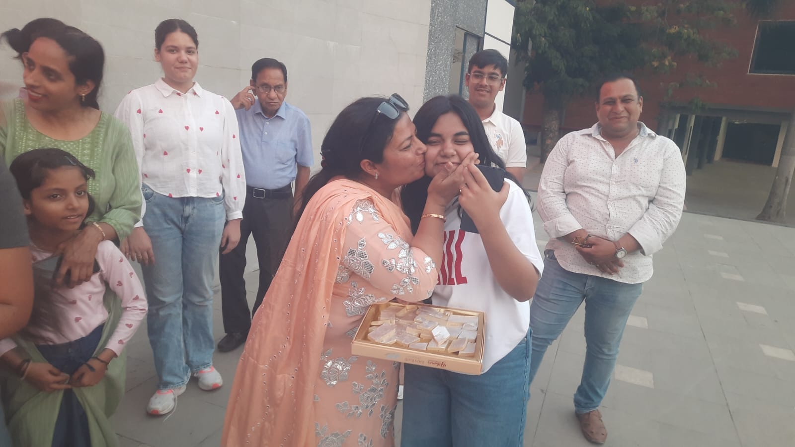 सेक्टर-17 के स्वामी विवेकानंद पब्लिक स्कूल में बेहतर परीक्षा परिणाम आने पर अपने सहपाठियों को म सेक्टर-17 के स्वामी विवेकानंद पब्लिक स्कूल में बेहतर परीक्षा परिणाम आने पर अपने सहपाठियों को म