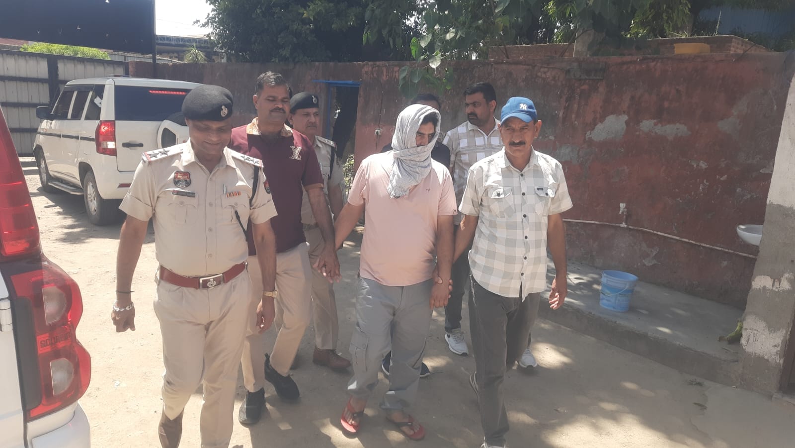 स्मैक के साथ पकड़े गए आरोपी को कोर्ट लेकर जाती एएनसी की टीम। संवाद स्मैक के साथ पकड़े गए आरोपी को कोर्ट लेकर जाती एएनसी की टीम। संवाद