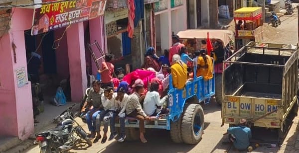 सैनी चौराहे पर पिकअप में ओवरलोड सवारियों को भरकर ले जाता चालक। संवाद सैनी चौराहे पर पिकअप में ओवरलोड सवारियों को भरकर ले जाता चालक। संवाद