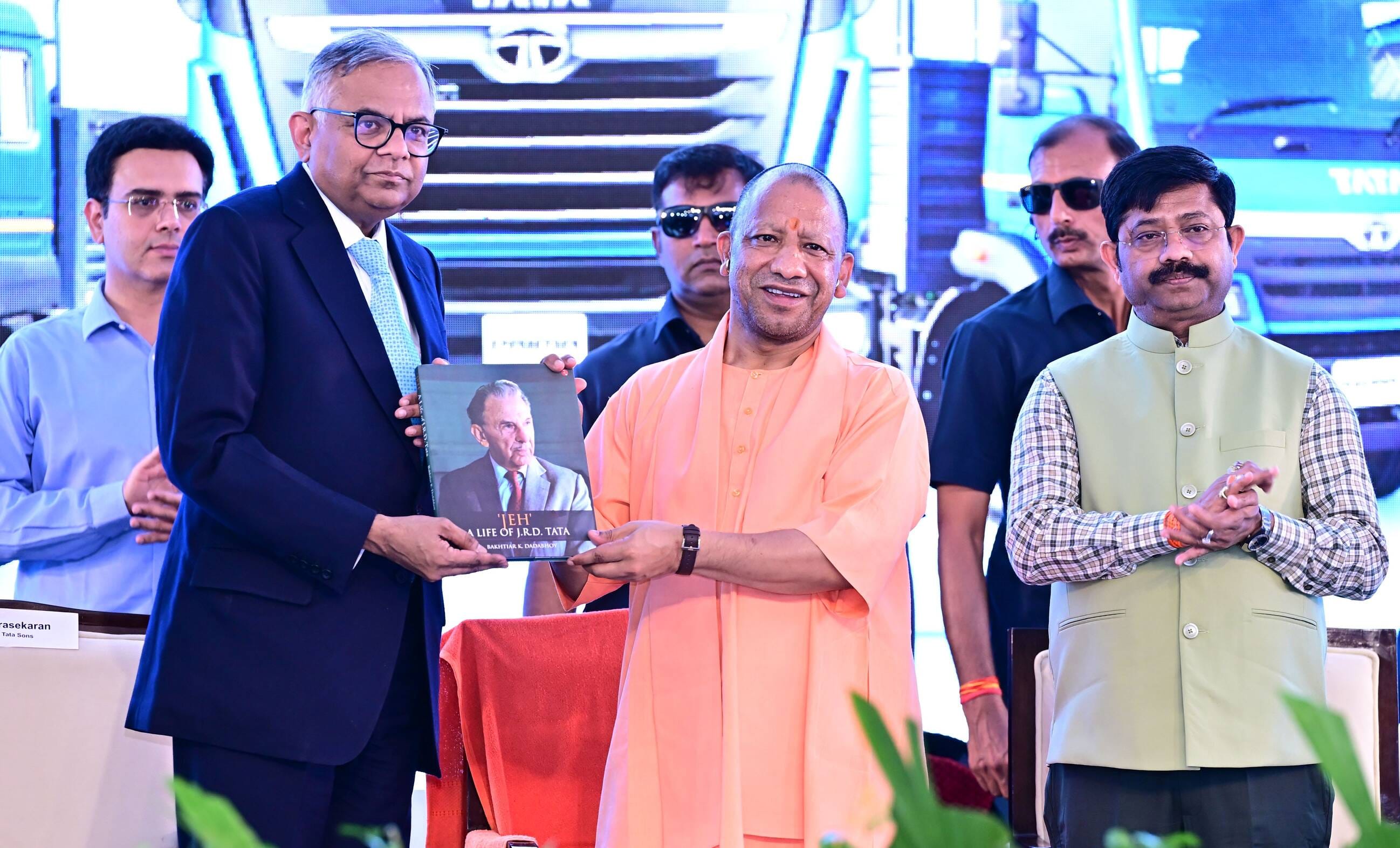 टाटा मोटर्स के कार्यक्रम में शामिल हुए मुख्यमंत्री योगी आदित्यनाथ, मंत्री नंद गोपाल नंदी, परिवह टाटा मोटर्स के कार्यक्रम में शामिल हुए मुख्यमंत्री योगी आदित्यनाथ, मंत्री नंद गोपाल नंदी, परिवह