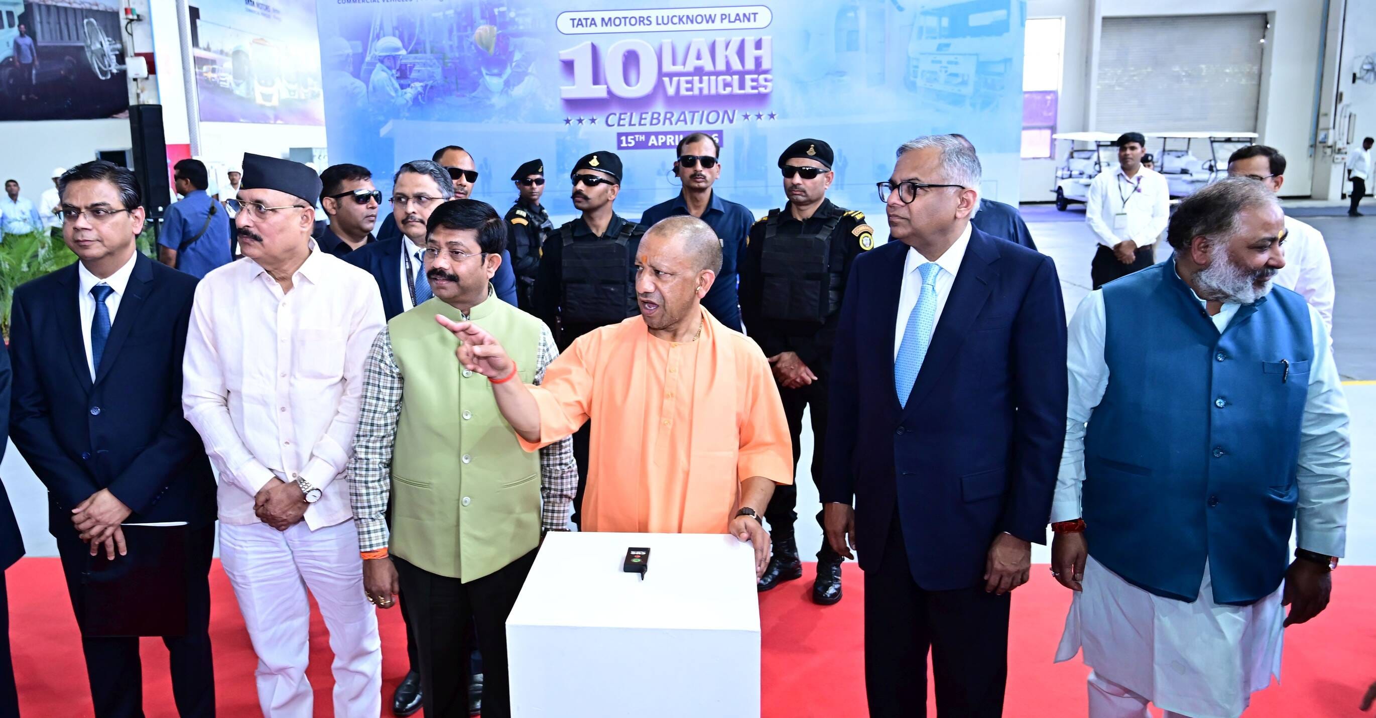 टाटा मोटर्स के कार्यक्रम में शामिल हुए मुख्यमंत्री योगी आदित्यनाथ, मंत्री नंद गोपाल नंदी, परिवह टाटा मोटर्स के कार्यक्रम में शामिल हुए मुख्यमंत्री योगी आदित्यनाथ, मंत्री नंद गोपाल नंदी, परिवह