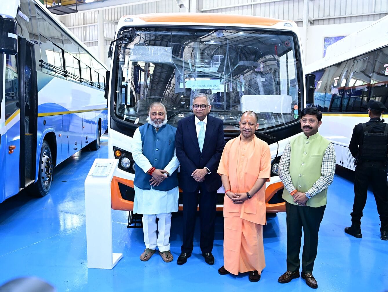 टाटा मोटर्स के कार्यक्रम में शामिल हुए मुख्यमंत्री योगी आदित्यनाथ, मंत्री नंद गोपाल नंदी, परिवह टाटा मोटर्स के कार्यक्रम में शामिल हुए मुख्यमंत्री योगी आदित्यनाथ, मंत्री नंद गोपाल नंदी, परिवह