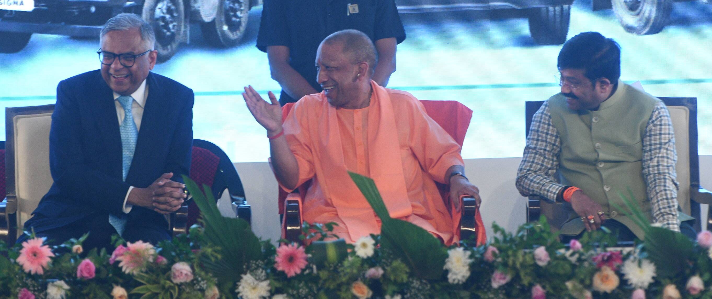 टाटा मोटर्स के कार्यक्रम में शामिल हुए मुख्यमंत्री योगी आदित्यनाथ, मंत्री नंद गोपाल नंदी, परिवह टाटा मोटर्स के कार्यक्रम में शामिल हुए मुख्यमंत्री योगी आदित्यनाथ, मंत्री नंद गोपाल नंदी, परिवह