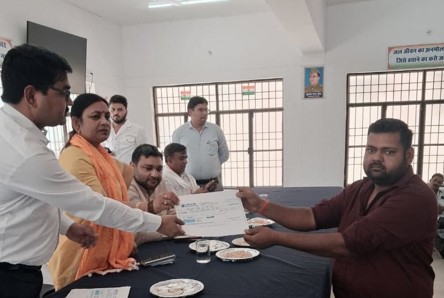 ददरौल ब्लॉक में चेक वितरित करते विधायक अरविंद कुमार सिंह। स्रोत: सूचना विभाग