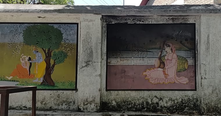 धर्मशाला के पशुपालन विभाग कार्यालय के पास समता स्थल पार्क के पेड़ काटने से टूटा शैड और रखे पेड़