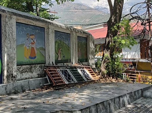 धर्मशाला के पशुपालन विभाग कार्यालय के पास समता स्थल पार्क के पेड़ काटने से टूटा शैड और रखे पेड़